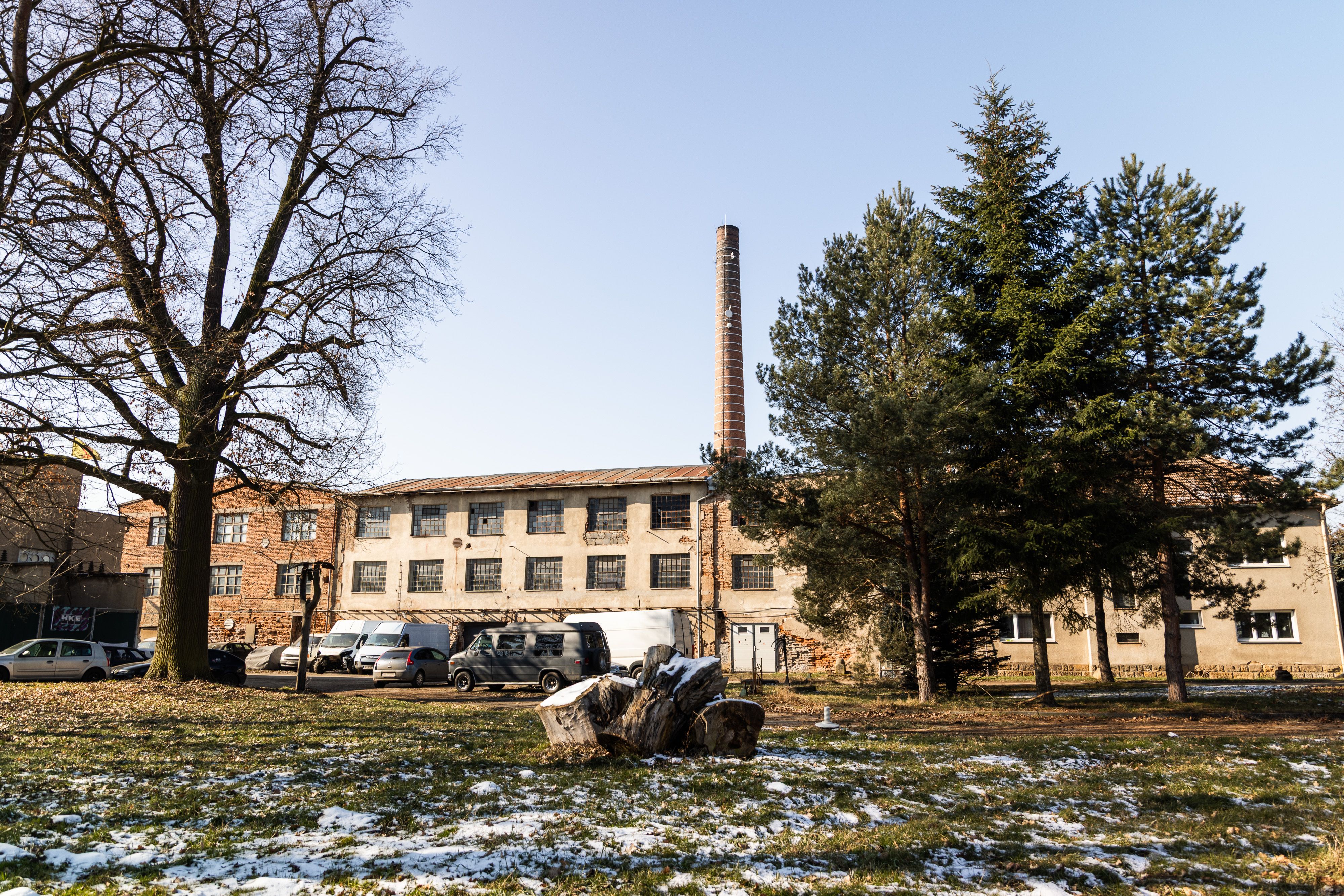 Velký fungující komerční areál v Novém Bydžově (Na pozemku 40.000 m2)-3