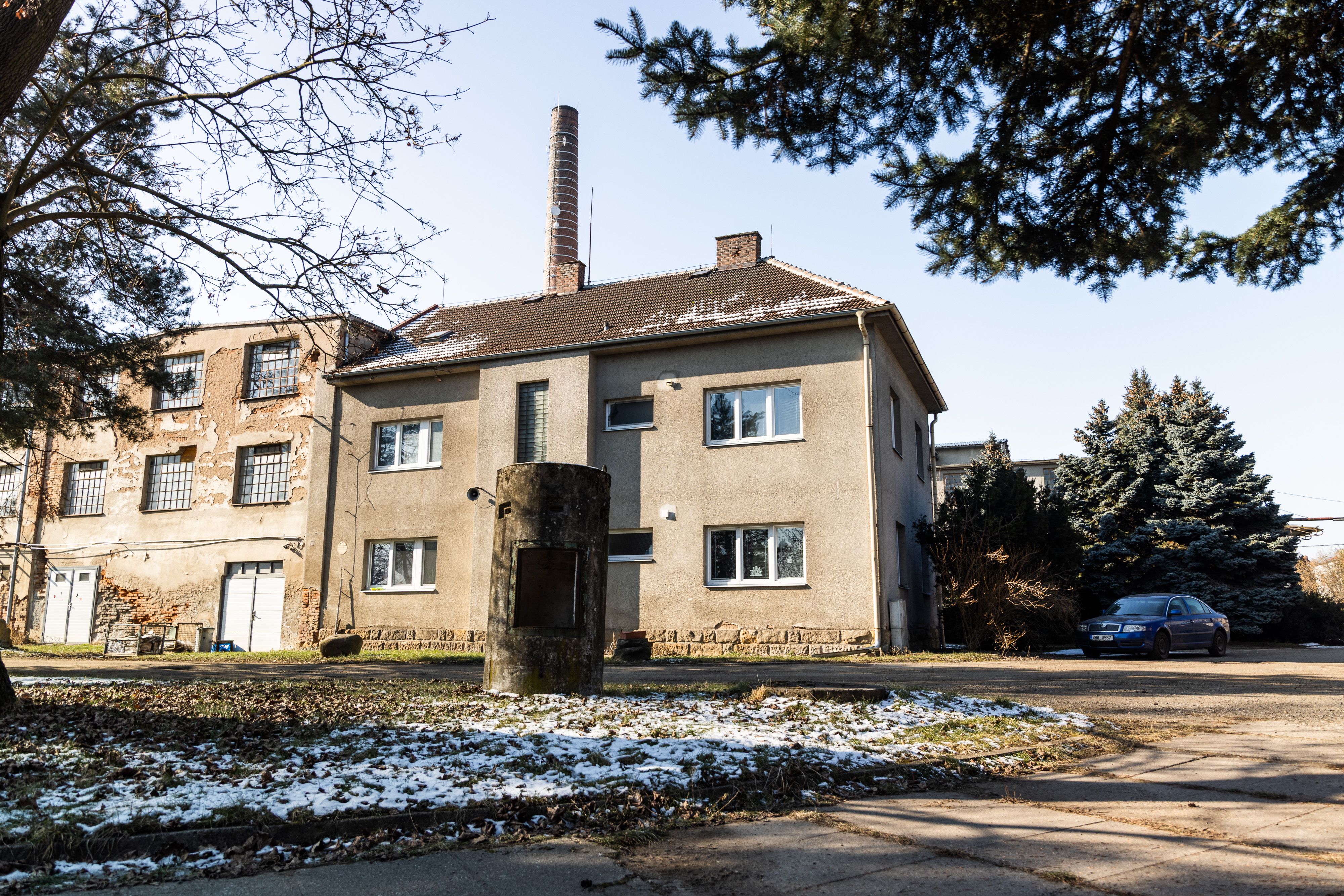 Velký fungující komerční areál v Novém Bydžově (Na pozemku 40.000 m2)-5