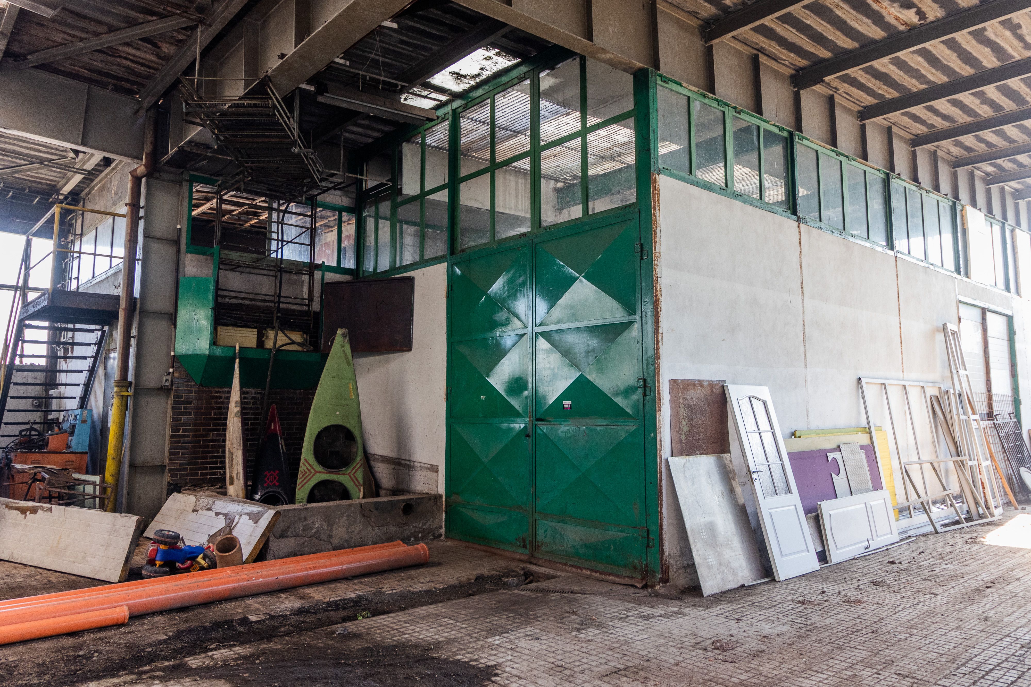 Velký fungující komerční areál v Novém Bydžově (Na pozemku 40.000 m2)-4