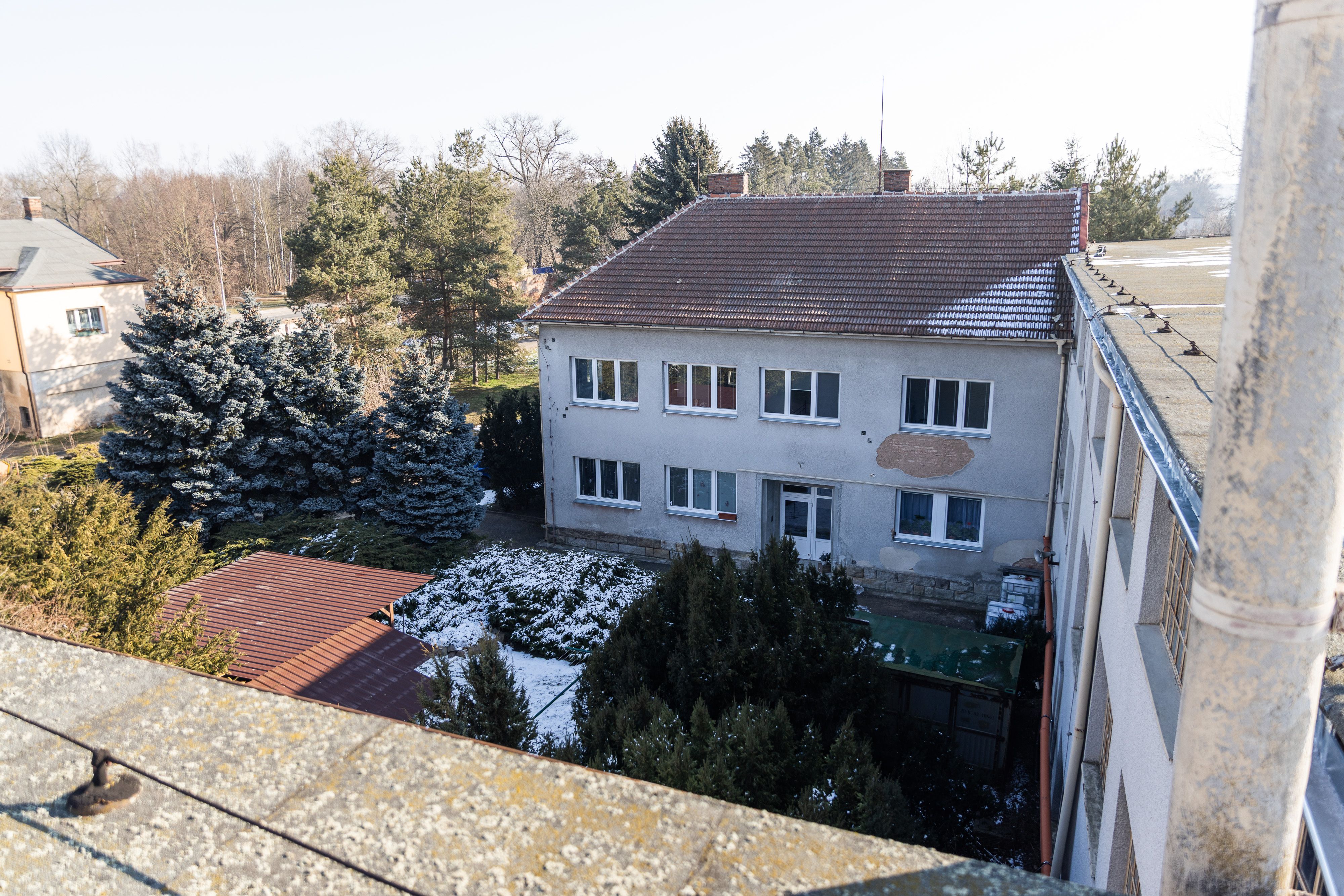 Velký fungující komerční areál v Novém Bydžově (Na pozemku 40.000 m2)-1