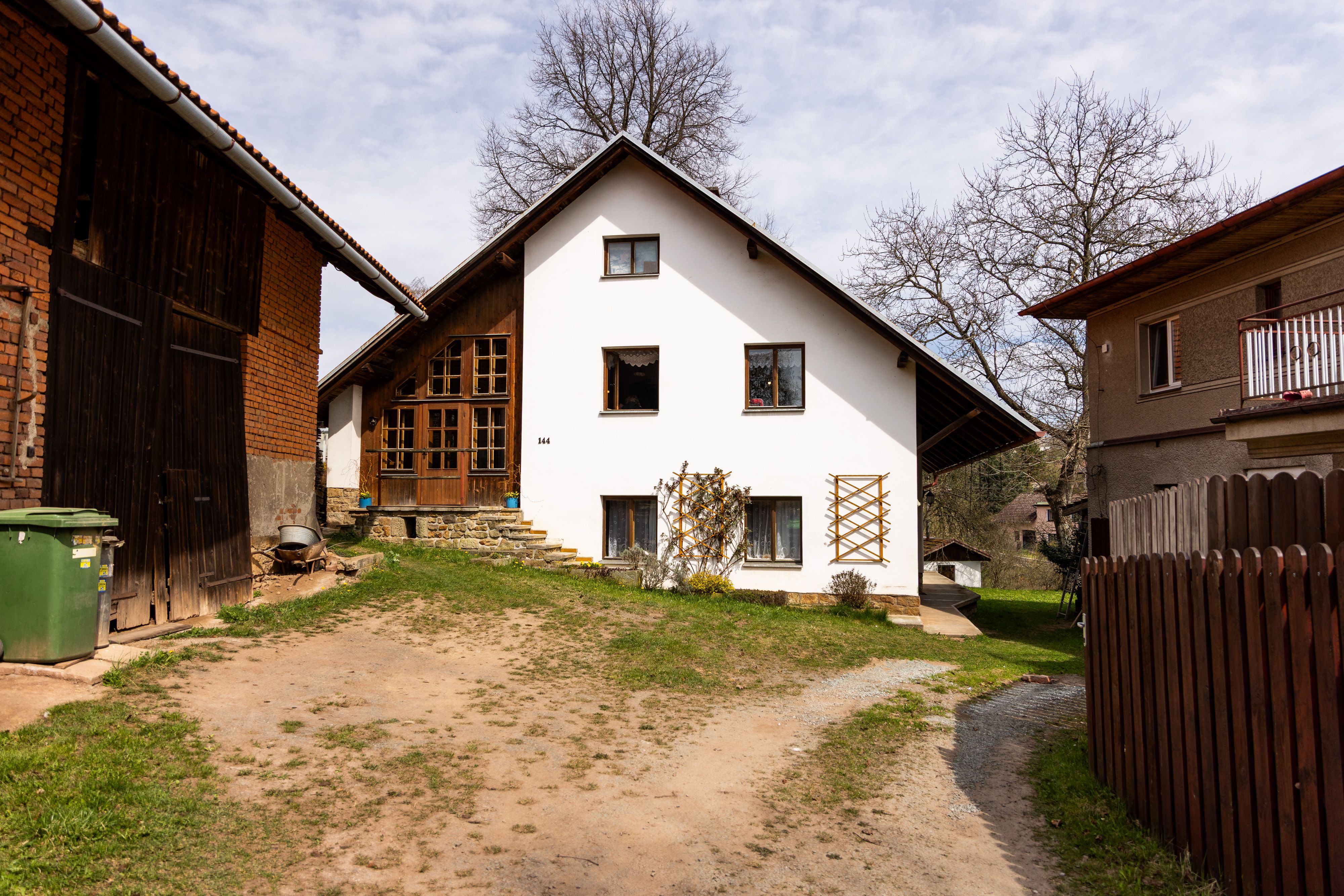 Velký rodinný dům s charakterem, velkou zahradou a skleníky-1