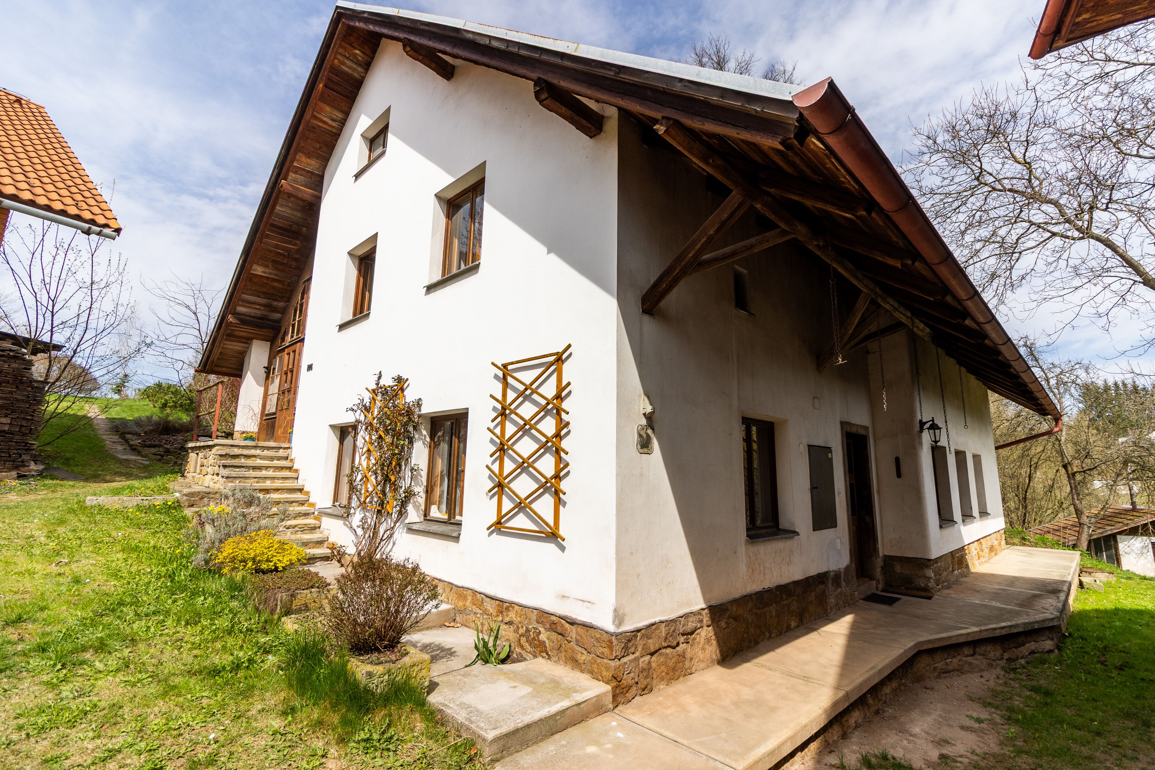 Velký rodinný dům s charakterem, velkou zahradou a skleníky-2