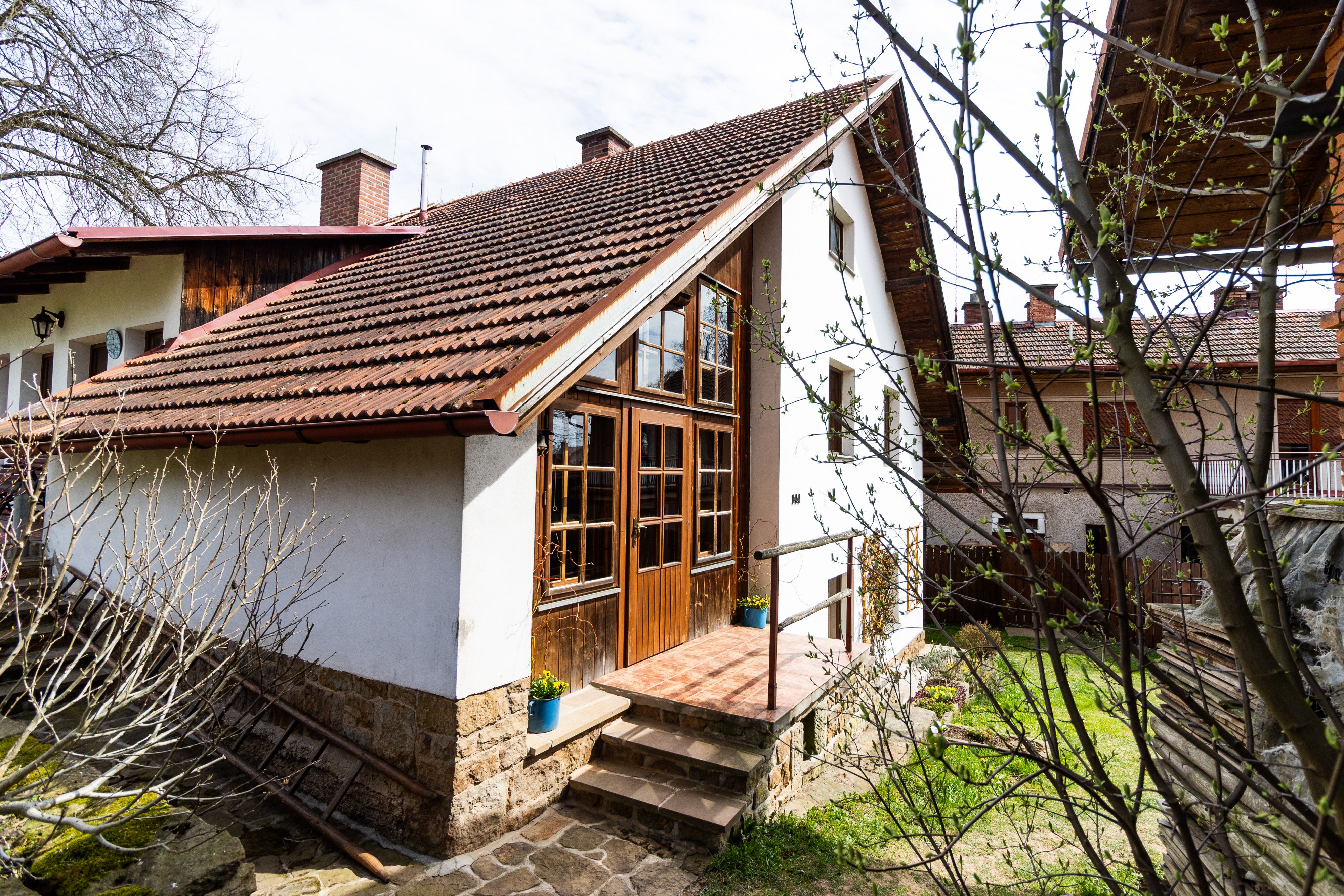 Velký rodinný dům s charakterem, velkou zahradou a skleníky-3